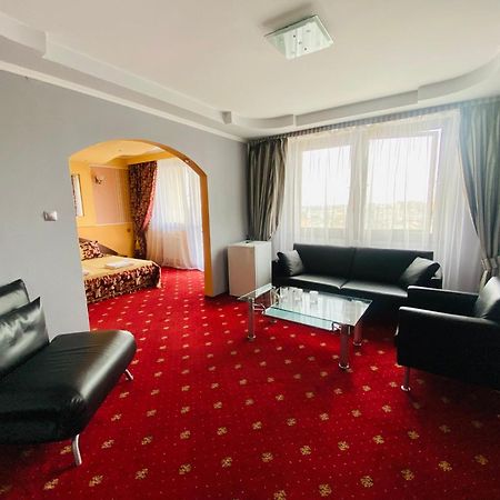 Intourist-Zakarpattia Hotel 乌日霍罗德 外观 照片