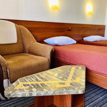 Intourist-Zakarpattia Hotel 乌日霍罗德 外观 照片