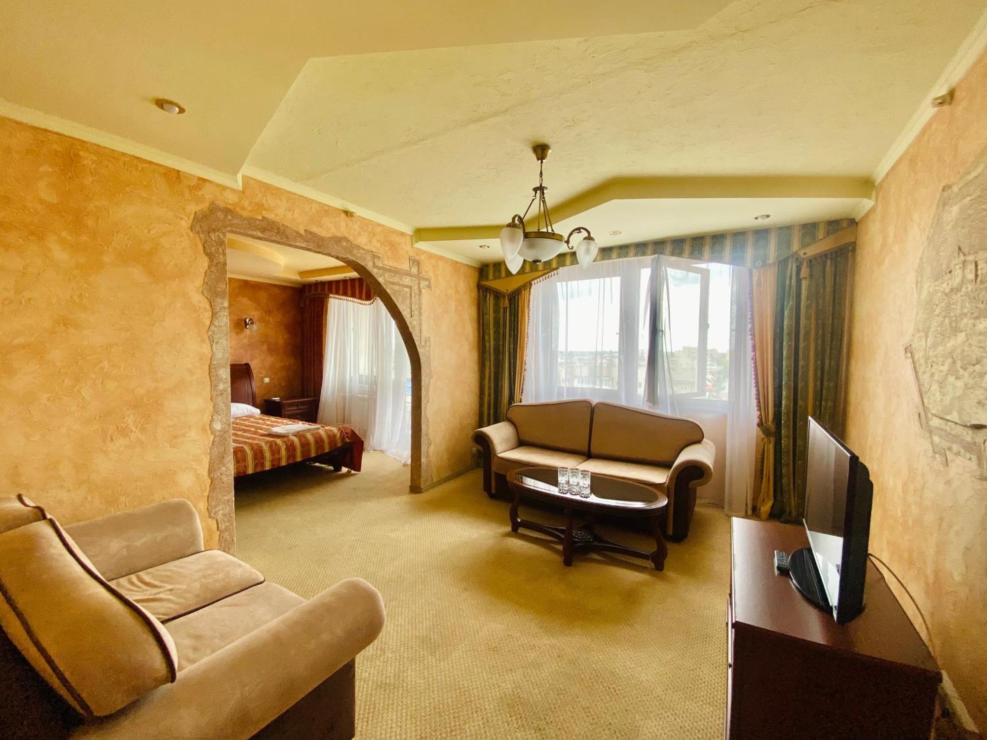 Intourist-Zakarpattia Hotel 乌日霍罗德 外观 照片