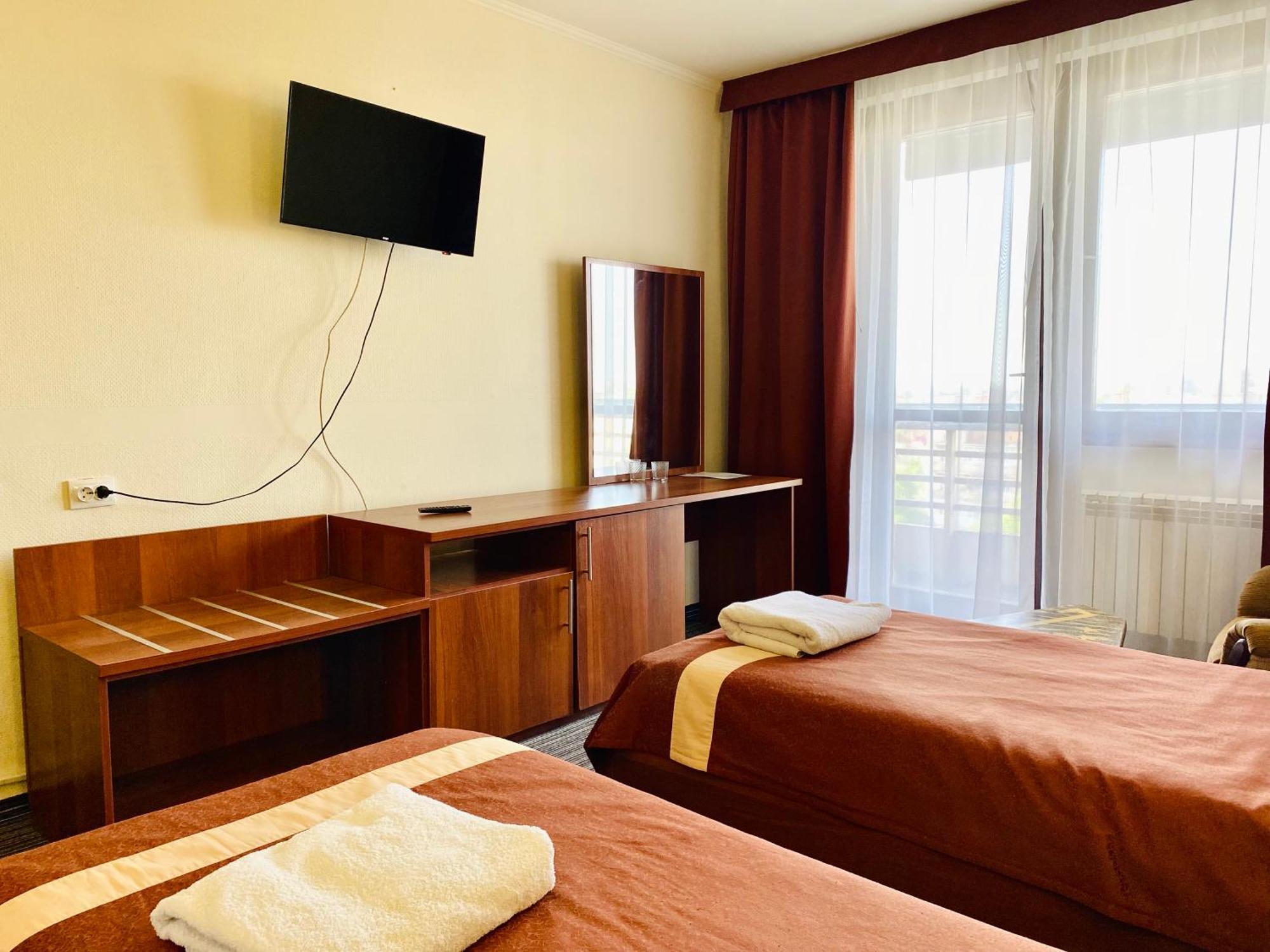 Intourist-Zakarpattia Hotel 乌日霍罗德 外观 照片