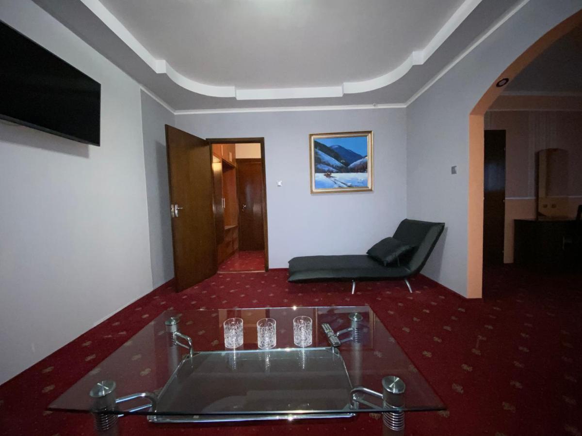 Intourist-Zakarpattia Hotel 乌日霍罗德 外观 照片