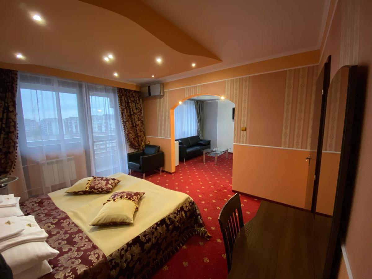 Intourist-Zakarpattia Hotel 乌日霍罗德 外观 照片