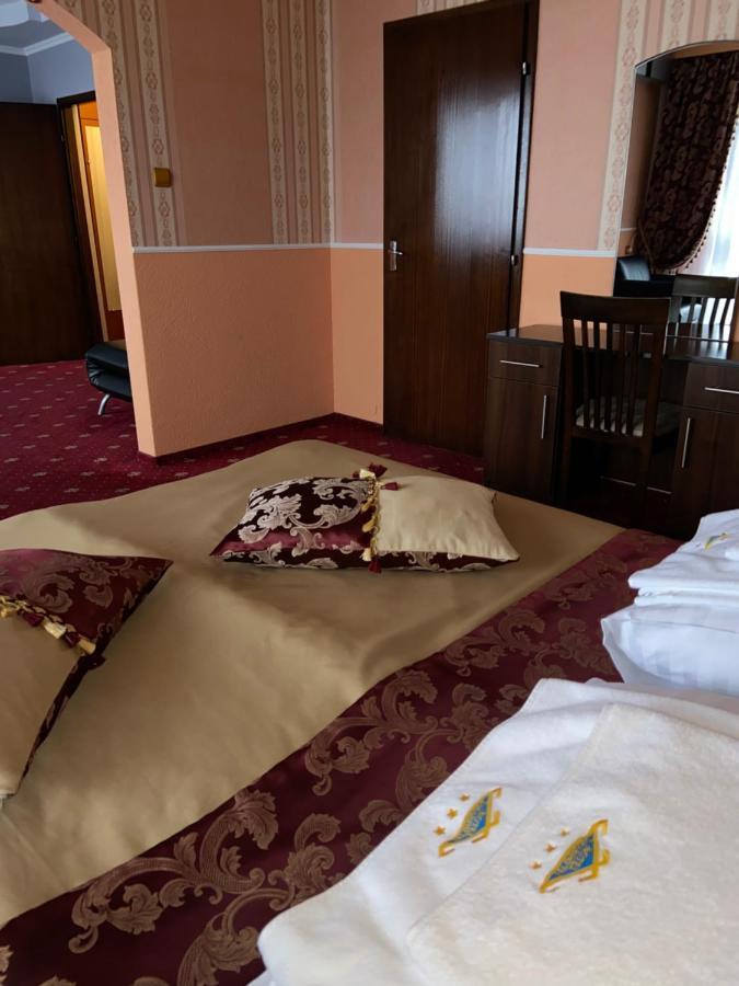 Intourist-Zakarpattia Hotel 乌日霍罗德 外观 照片